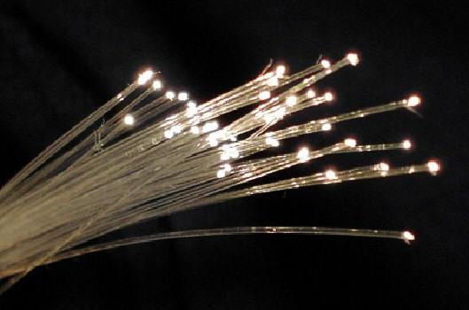 Científicos están desarrollando una fibra óptica 2.000 veces más rápida que las actuales
